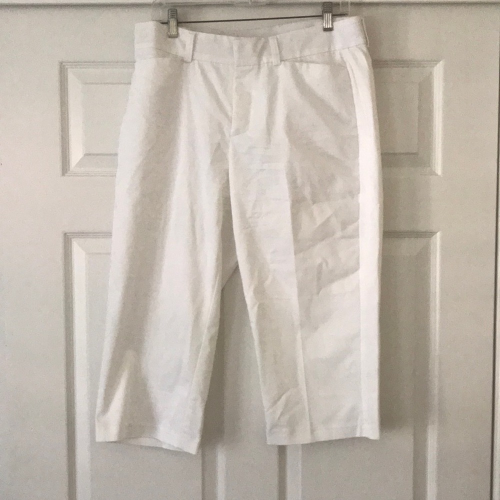 💐 White Docker Capris 💐